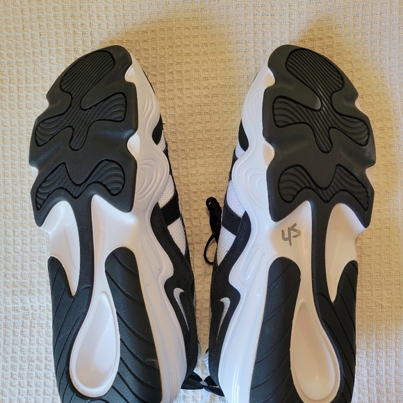 Nike Men's Black and White Athletic Shoes - Picture 5 of 8